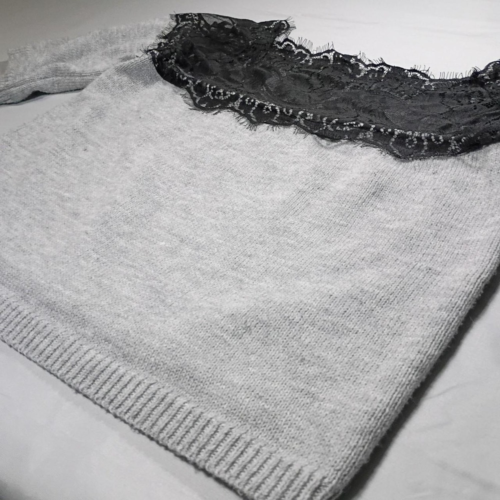 Grey Knit Short Sleeve Sweater with Black Eyelash Lace Yoke Scoop Neck Top - Picture 5 of 5